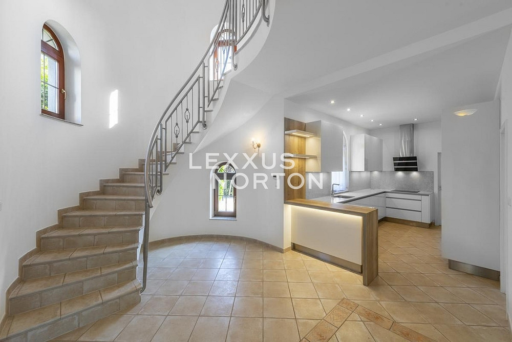 Pronájem domu 270 m² s pozemkem 429 m²