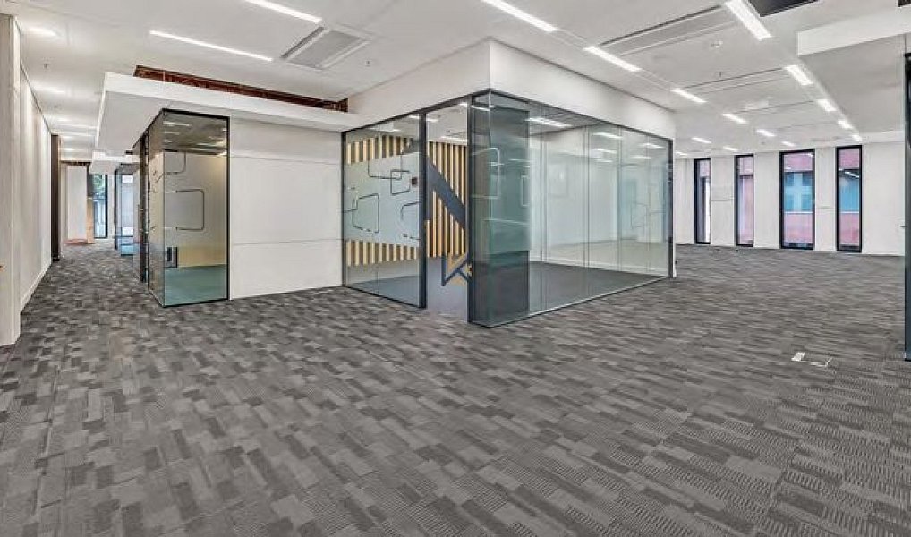 Pronájem kanceláře 282 m², Praha – náhled fotky 2