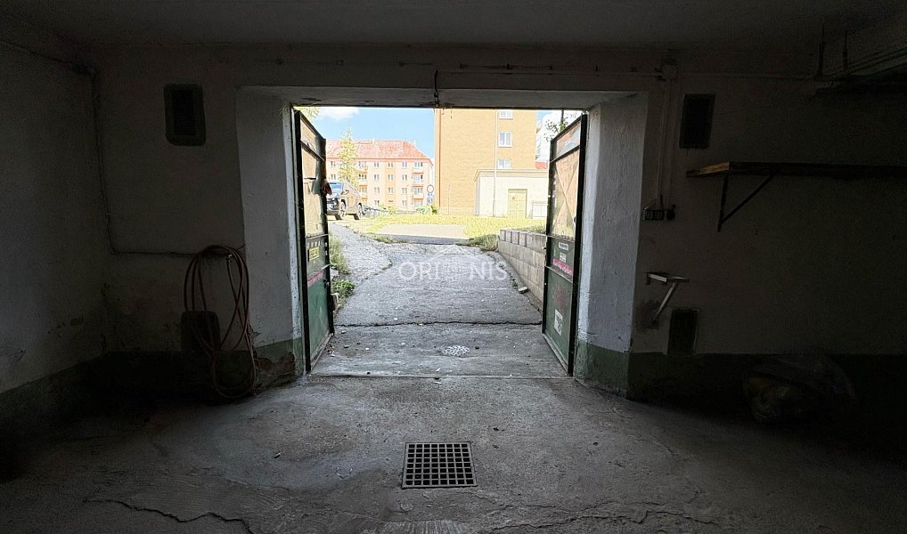 Garáž pro tři auta 52,9 m2 Elektřina, voda, okna, Jirkov – náhled fotky 7