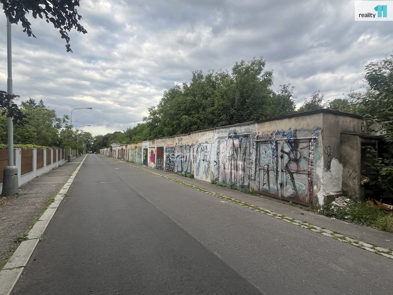 Prodej garáže 17m2 u glinkově ulici, praha 6 dejvice