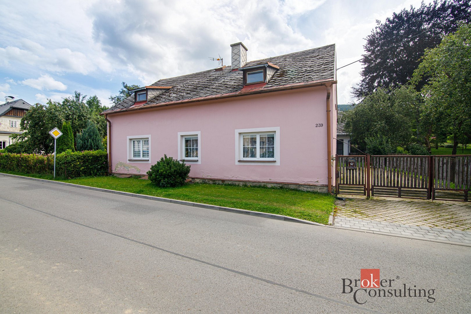 Prodej domu 161 m² s pozemkem 1 012 m² – fotografie 2