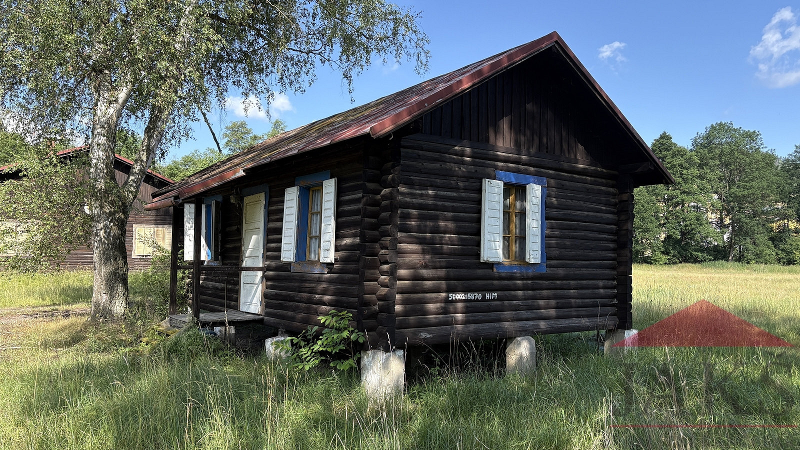 Sušice roubená dřevěná stavba srubu (5,5 x 8 m) na patkách k odvezení