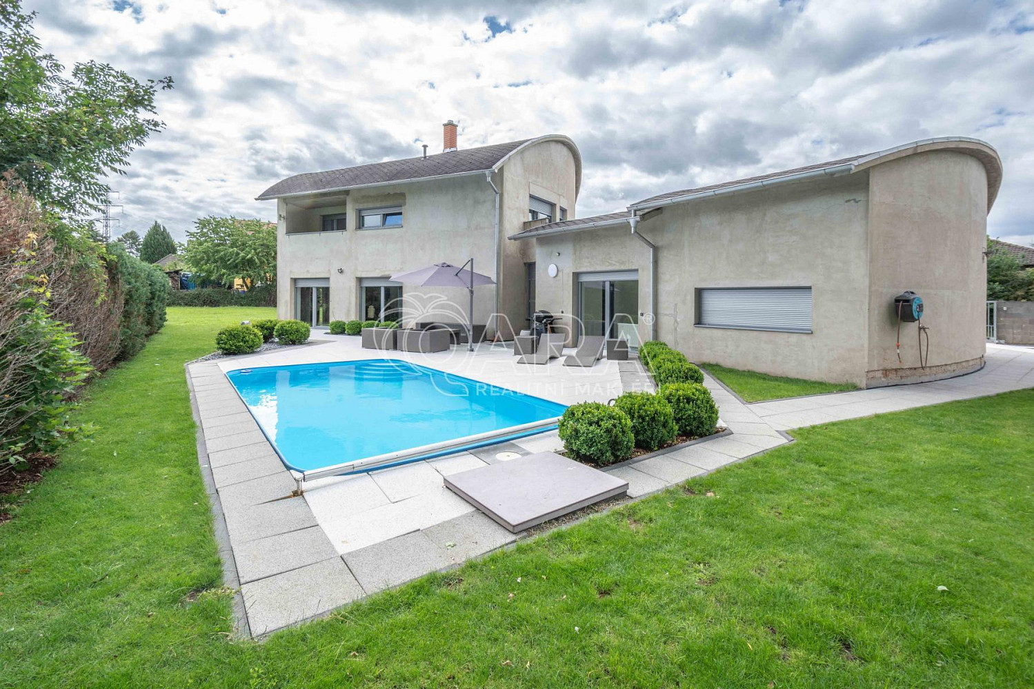Prodej domu 274 m² s pozemkem 1 211 m²