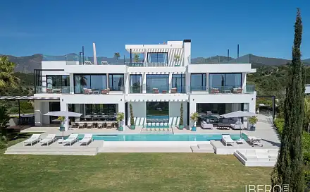 Prodej domu 915 m² s pozemkem 2 130 m²