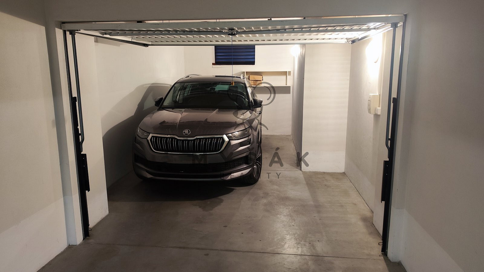 Čistá suchá garáž 20 m2 v polosuterénu bytového domu U Trojice 2661 v Českých Budějovicích – fotografie 4