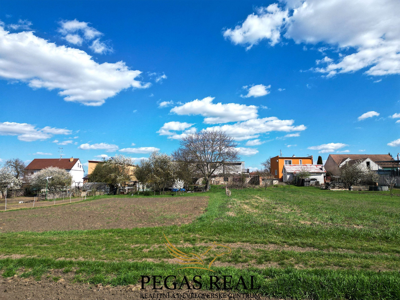 Prodej stavebního pozemku 1 635 m² – fotografie 2