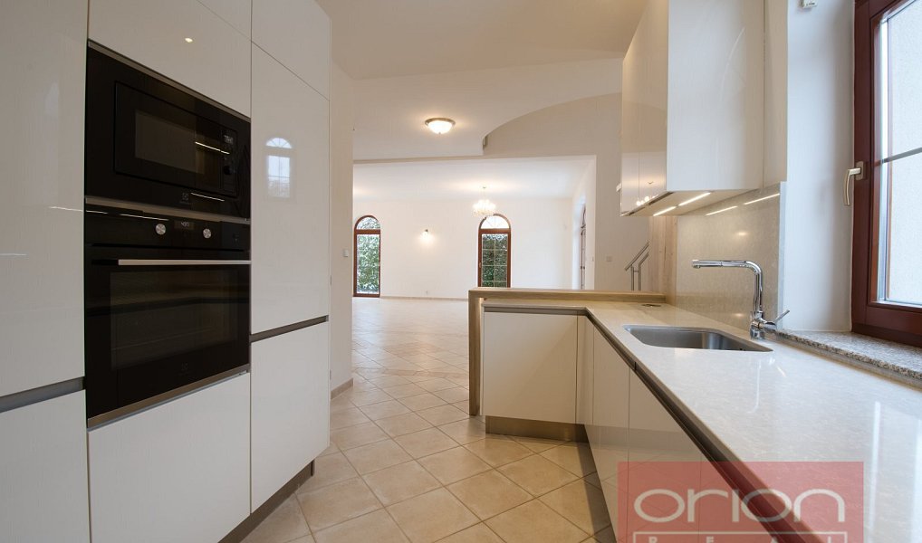 Pronájem domu 243 m² s pozemkem 328 m², Praha – náhled fotky 4