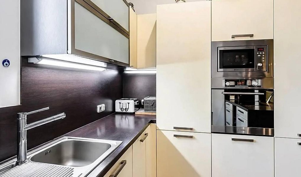 Pronájem domu 1 300 m² s pozemkem 1 022 m², Praha – náhled fotky 2