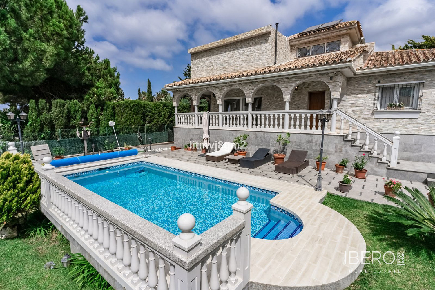 Prodej domu 390 m² s pozemkem 800 m²