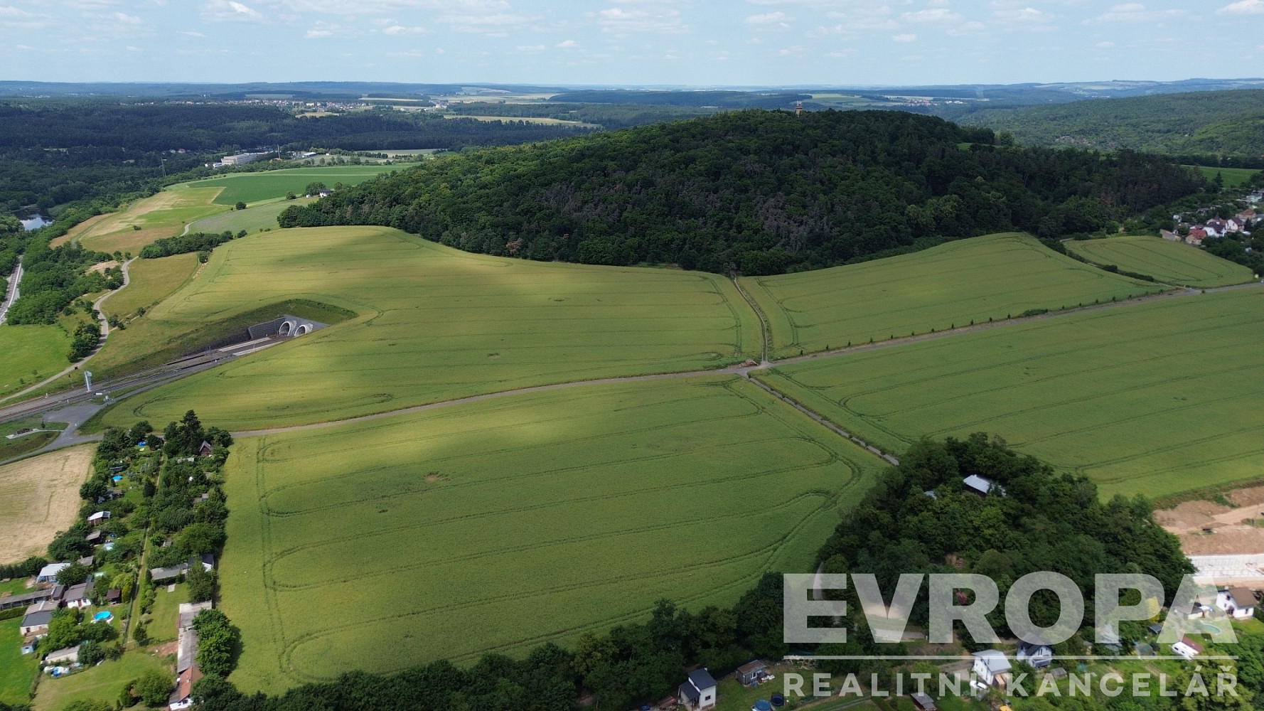 Prodej stavebního pozemku 992 m² – fotografie 3