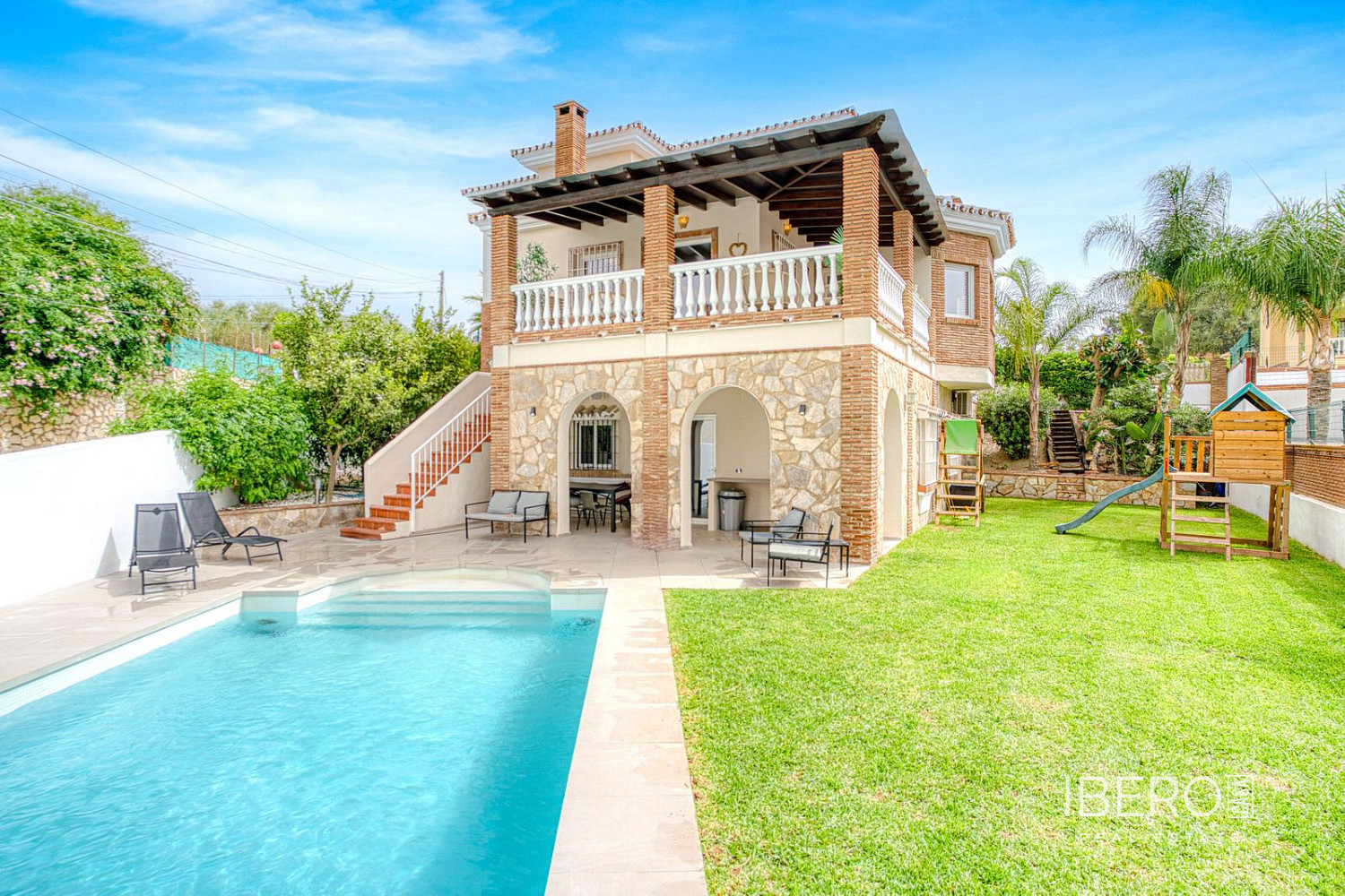 Prodej domu 360 m² s pozemkem 658 m²
