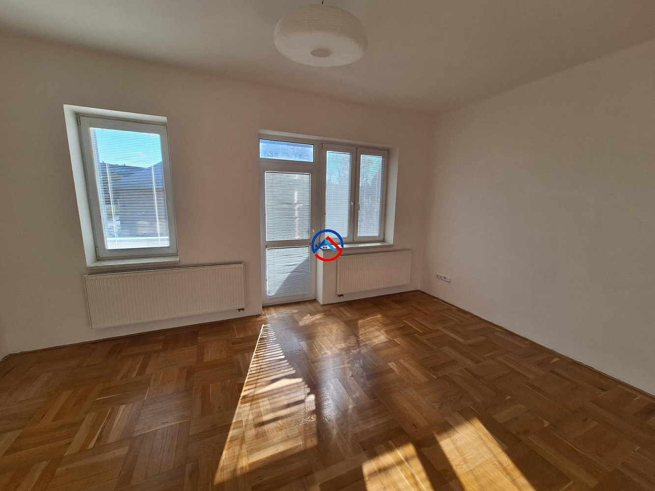 Pronájem bytu 3+kk 100 m² – pohled 2