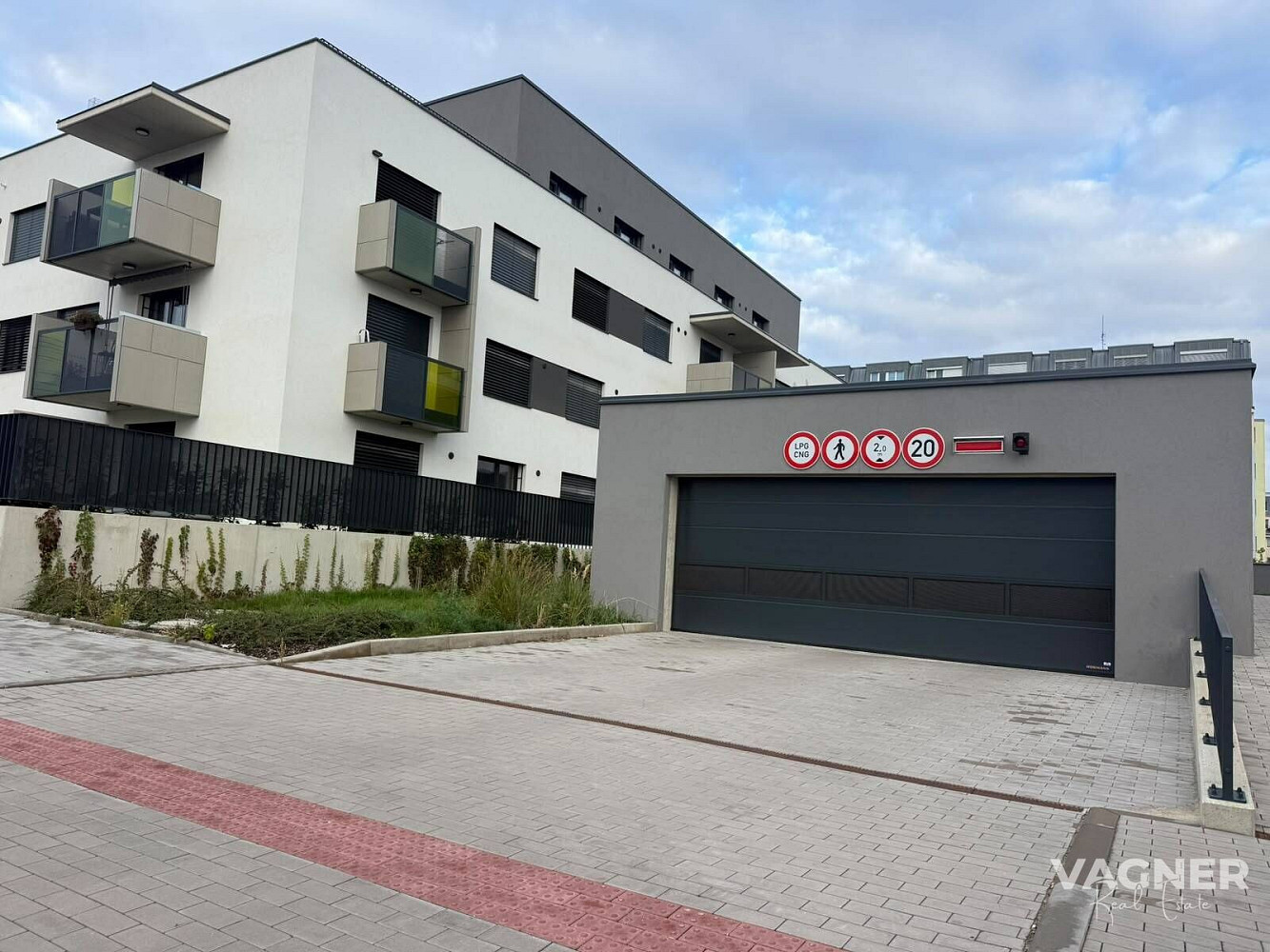 Prodej garážové stání v novostavbě, 15 m2, ulice Nebřenická, Praha 11 - Chodov
