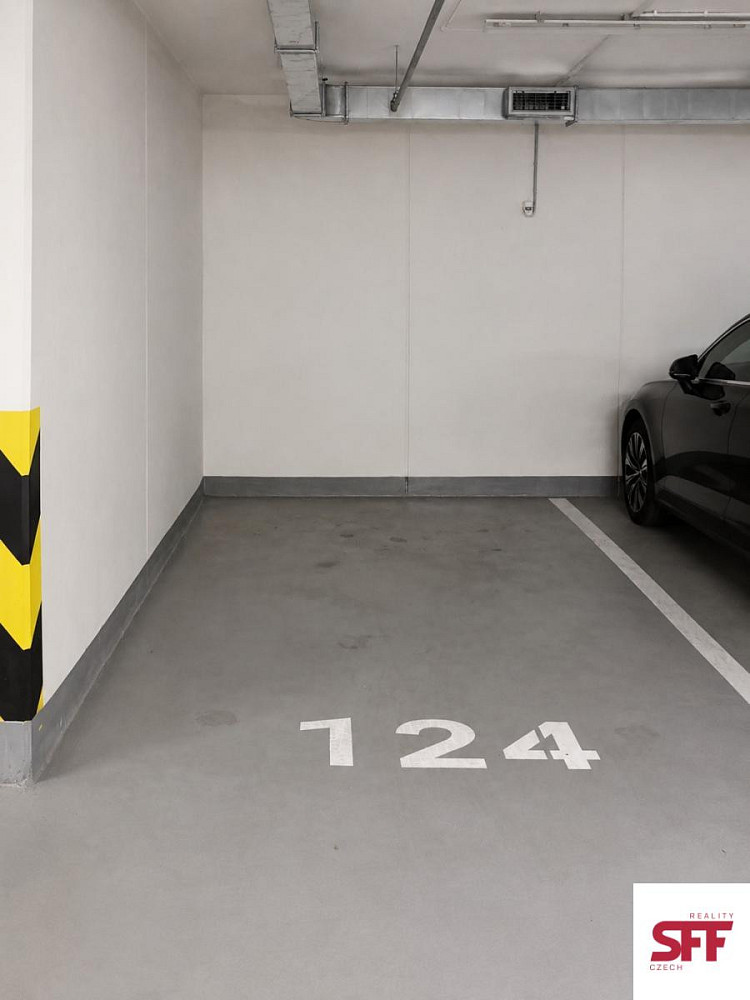 Garážové parkovací místo k pronájmu Tesla Hloubětín, Poděbradská, Praha 9