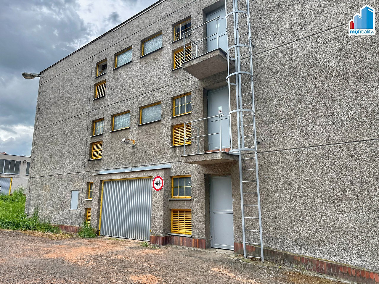 Prodej - garáže 14 m2 v garážovém domě, plzeň ke špitálskému lesu — photo 2