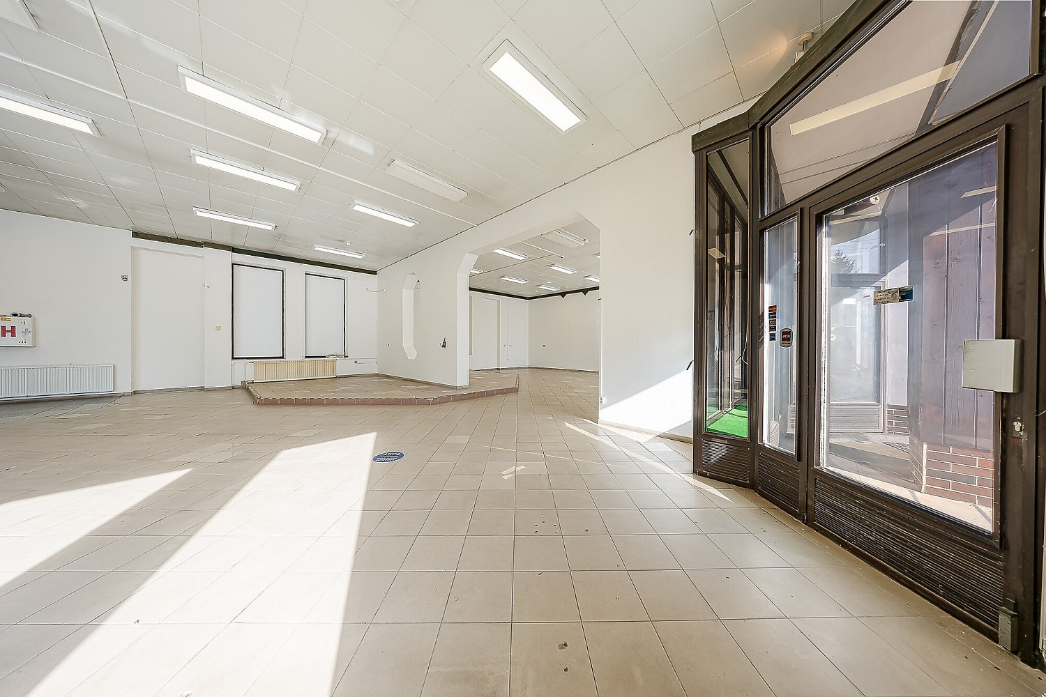 Pronájem obchodních prostor 299 m² ve Starém Městě – pohled 3