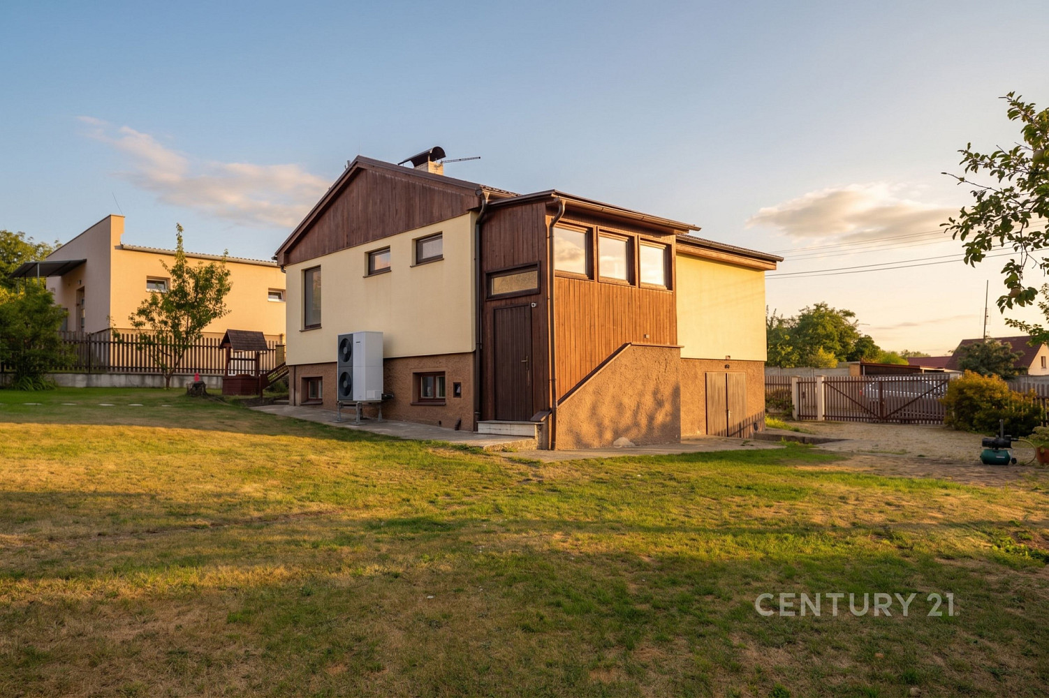 Prodej domu 90 m² s pozemkem 857 m² – fotografie 2