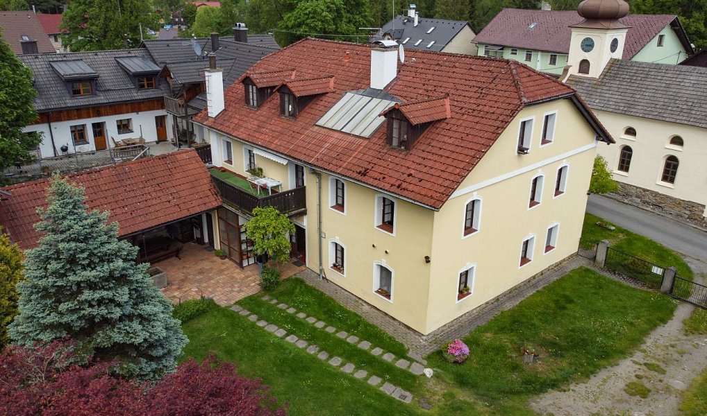 Prodej domu 550 m² s pozemkem 700 m², Kašperské Hory – náhled fotky 2