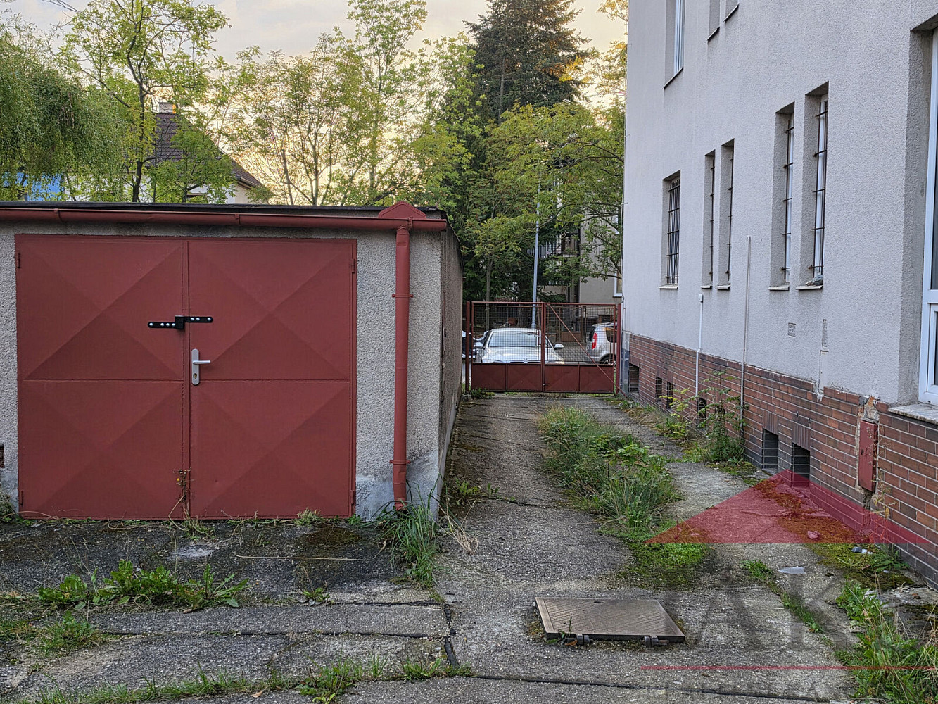 Plzeň - Slovany, ul. Stanko Vodičky schovaná řadová garáž 20 m2 s el. – fotografie 2