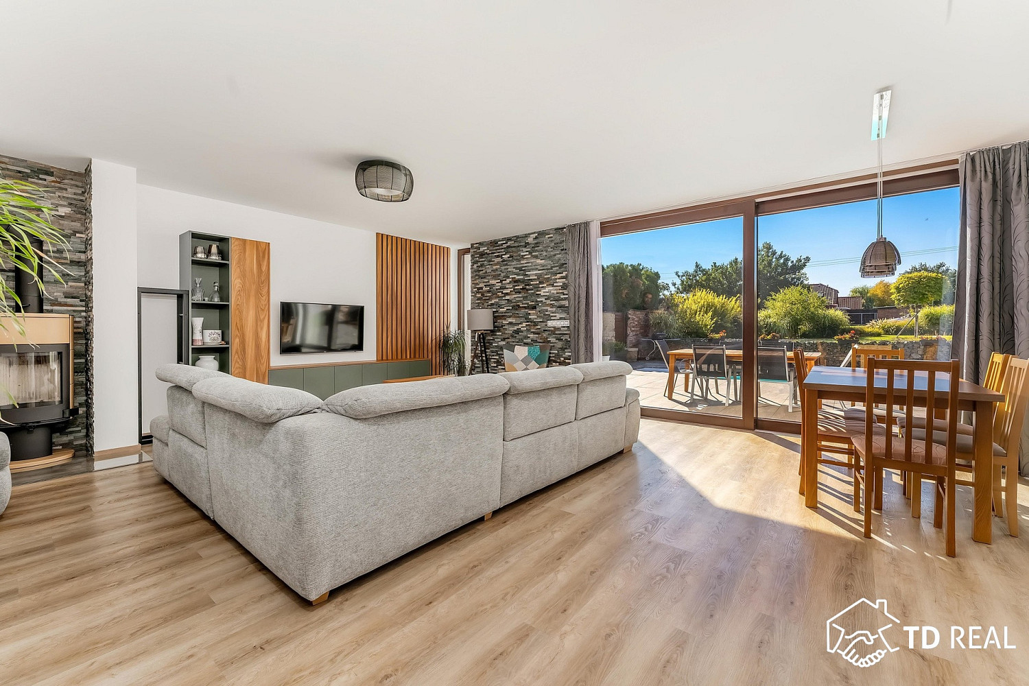 Prodej domu 207 m² s pozemkem 1 077 m² – fotografie 2