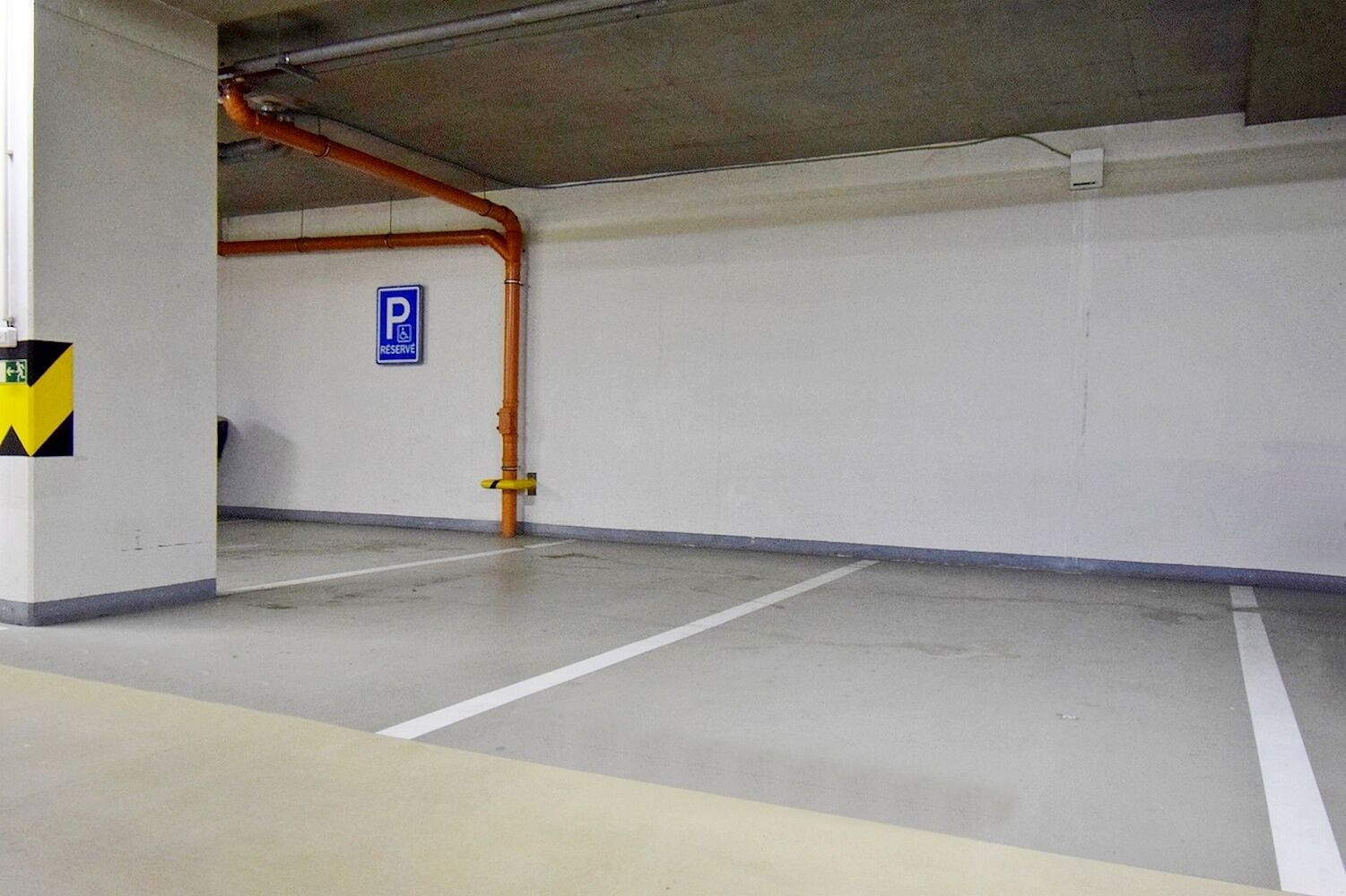 Garážové stání v bytovém domě u nádraží Libeň, ulice Podkovářská, Praha 9 - Vyso – fotografie 5