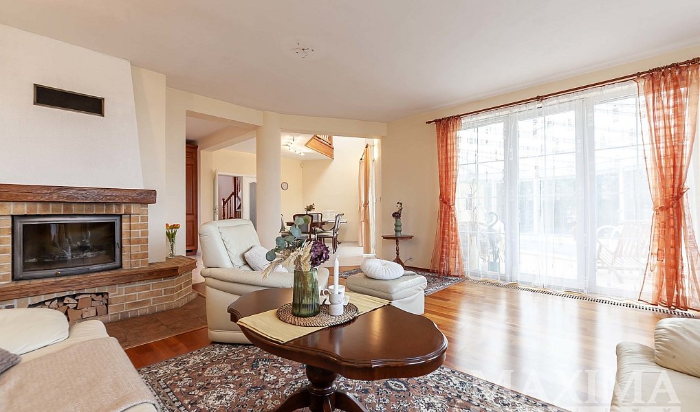 Prodej domu 348 m² s pozemkem 1 135 m², Sulice – náhled fotky 2