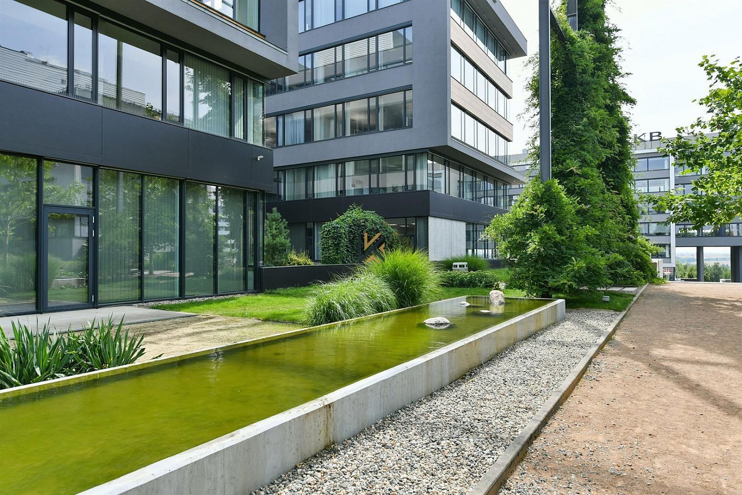 Pronájem kanceláře 800 m²
