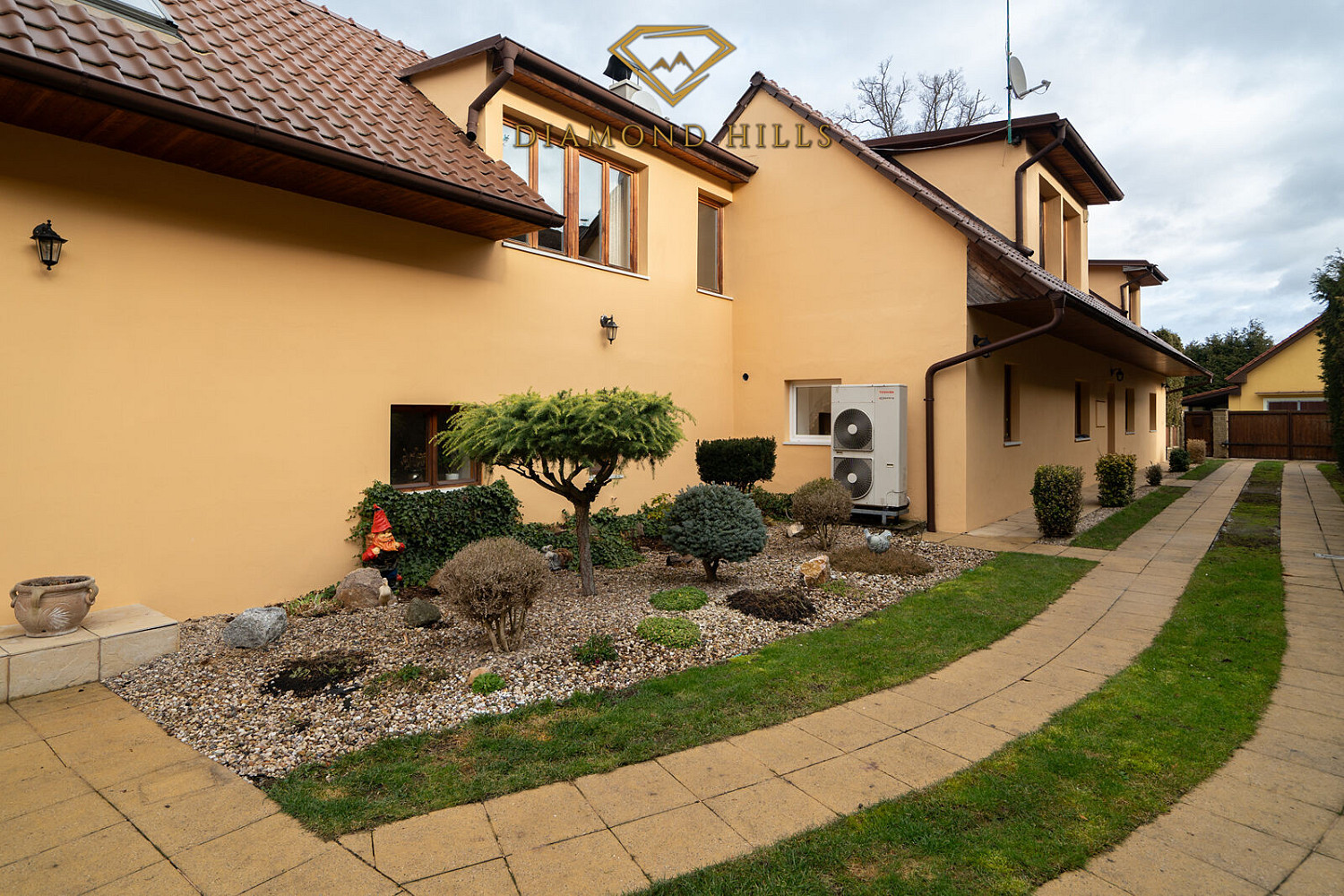 Prodej domu 299 m² s pozemkem 845 m² – fotografie 2