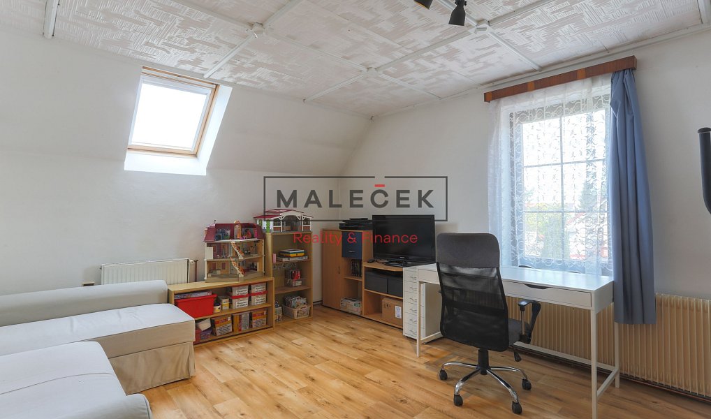Prodej domu 325 m² s pozemkem 671 m², Nové Strašecí – náhled fotky 11