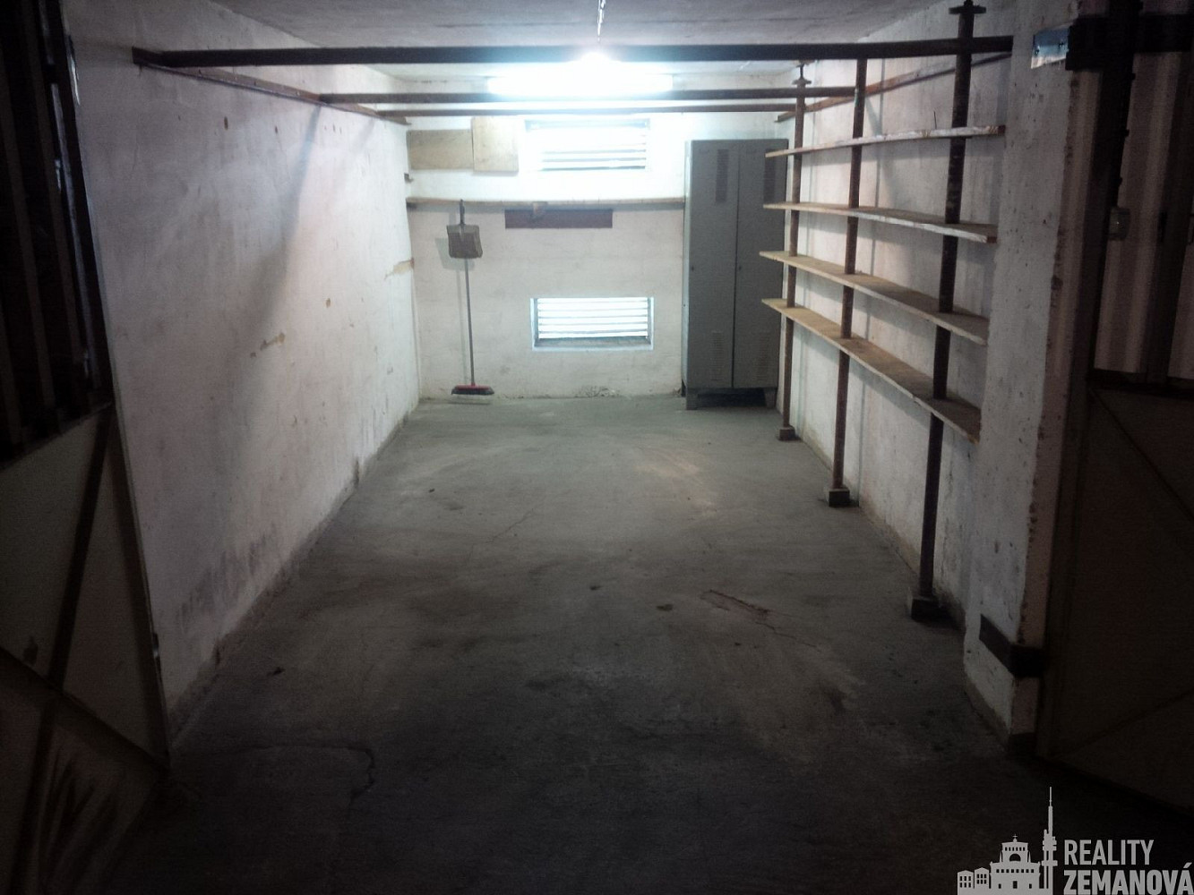 Garážové stání 16,7m2 v podolí za vraty na dálkové ovládání. — photo 2