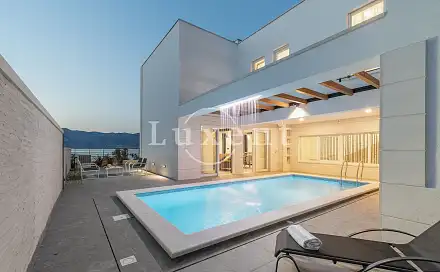 Prodej domu 304 m² s pozemkem 444 m², Brač, Chorvatsko