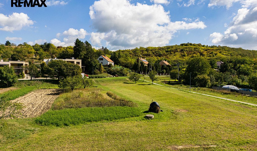 Prodej stavebního pozemku 2 330 m², Milešovice – náhled fotky 17