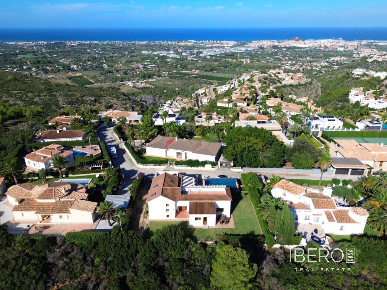Prodej domu 400 m² s pozemkem 927 m² — photo 2