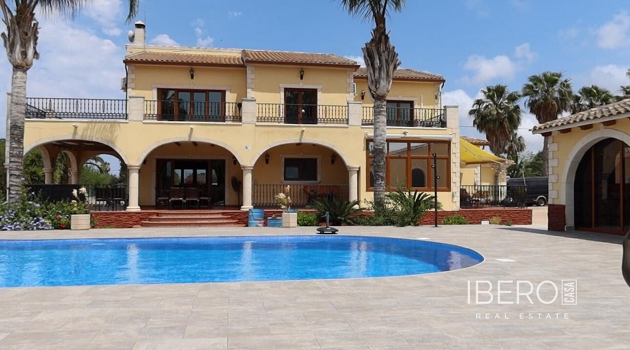 Prodej domu 274 m² s pozemkem 7 000 m²