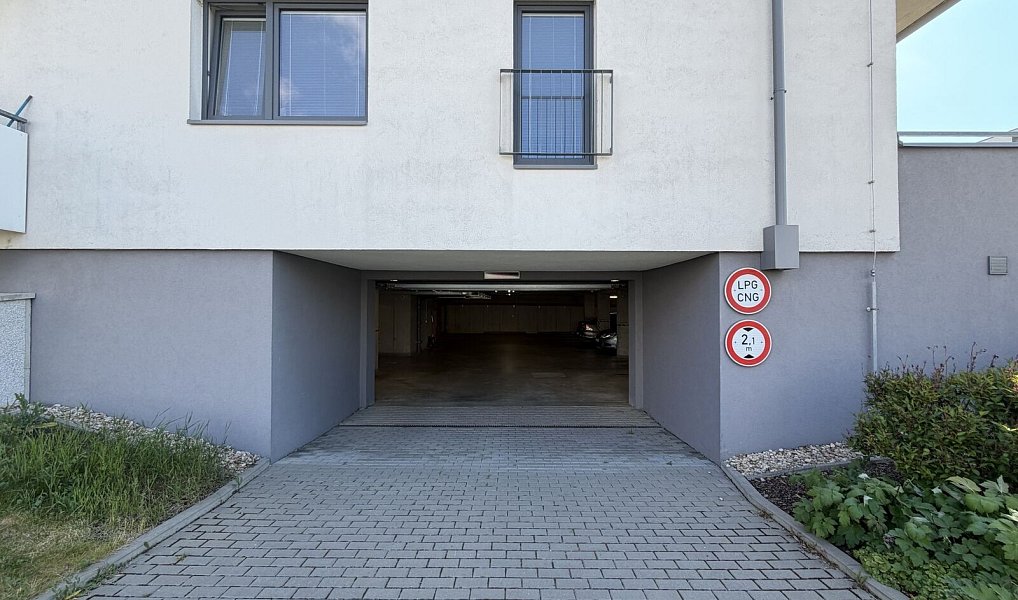Prodej garážového stání na sídlišti Zelnice ve Slavkově u Brna., Slavkov u Brna – náhled fotky 5