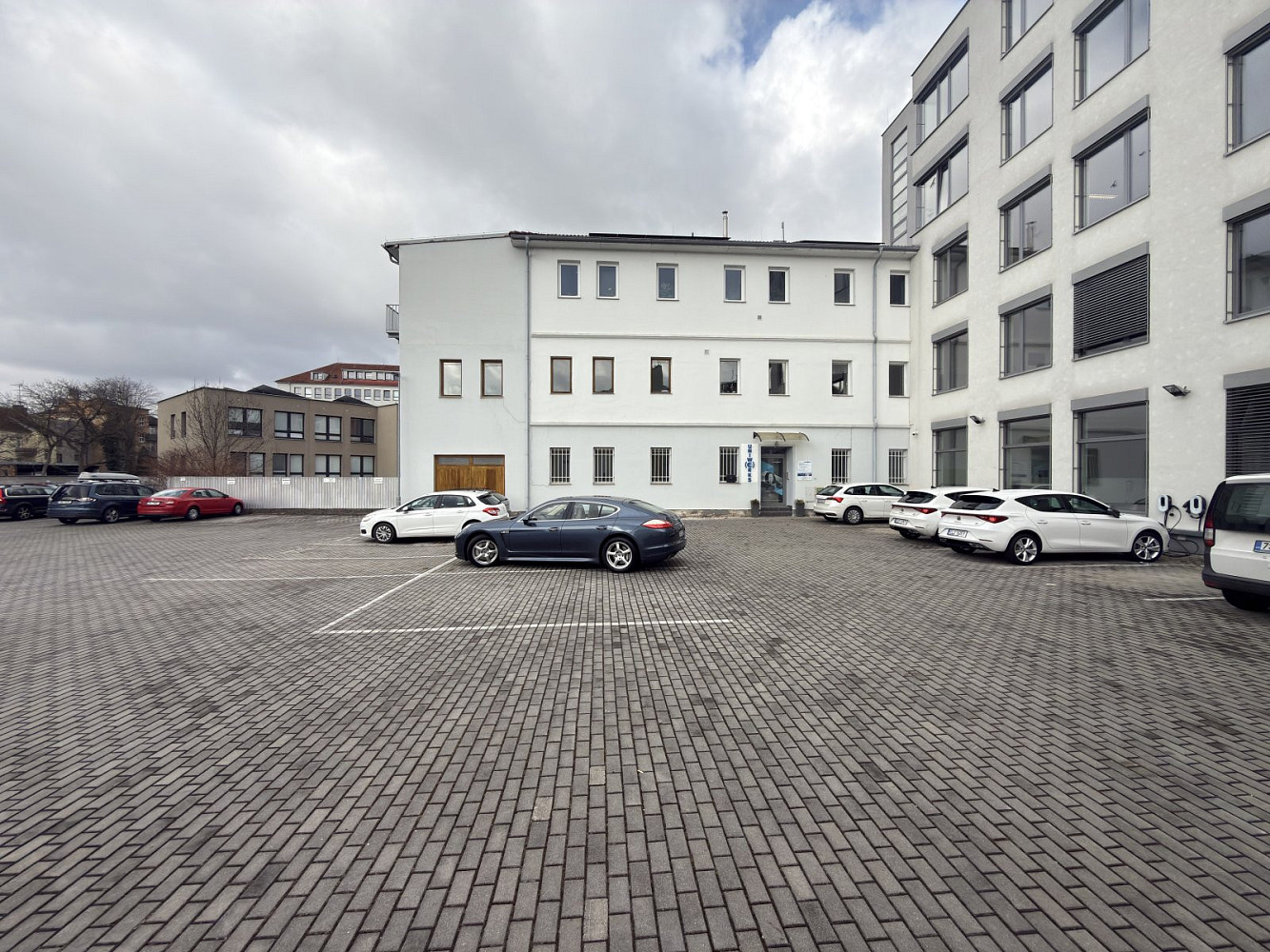 Pronájem kanceláře 338 m²