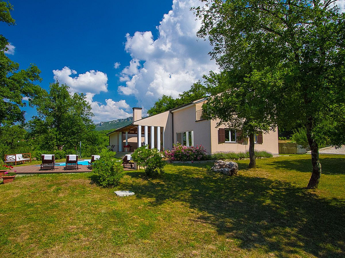 Prodej domu 285 m² s pozemkem 3 030 m²