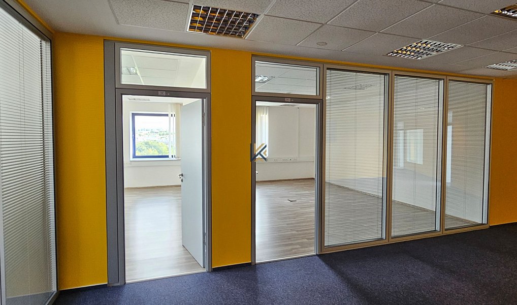 Pronájem kanceláře 555 m², Nupaky – náhled fotky 9