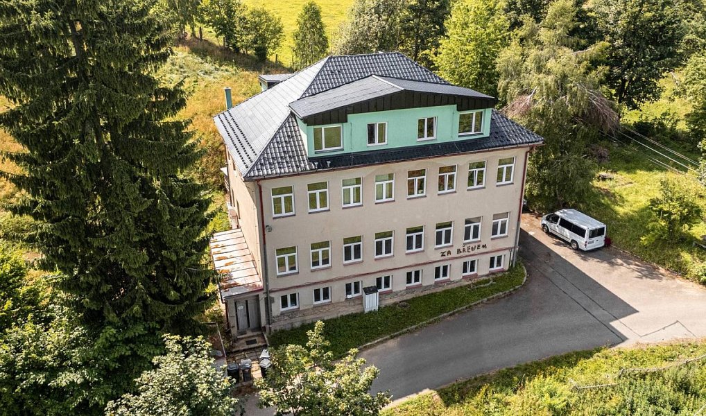 Prodej ubytovacího objektu 900 m², Strážná – náhled fotky 2