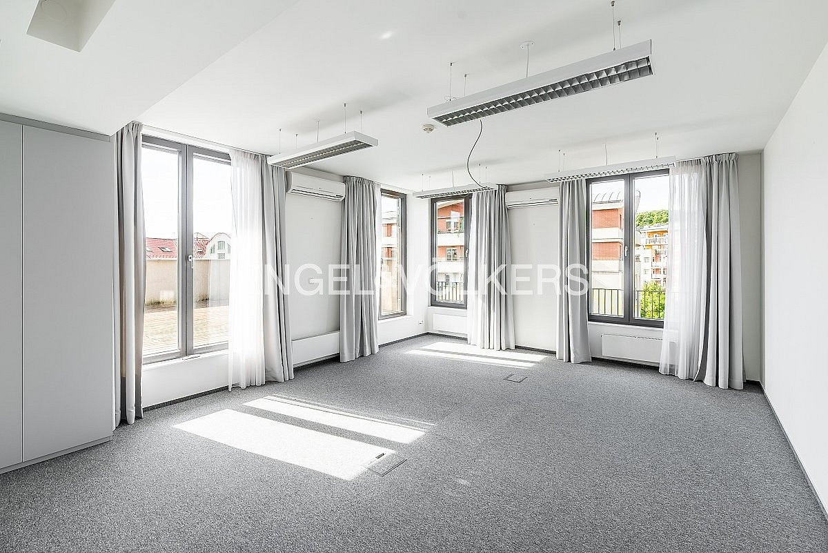 Pronájem kanceláře 417 m² – fotografie 4