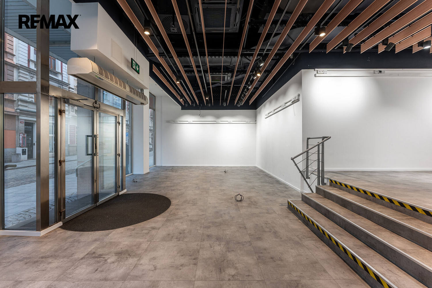 Pronájem obchodního prostoru 182m² v samotném centru Plzně - roh ul. Solní a Sedláčkova – další