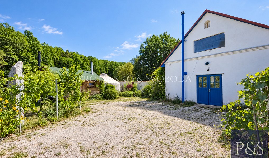 Prodej ubytovacího objektu 300 m², Lhenice – náhled fotky 3