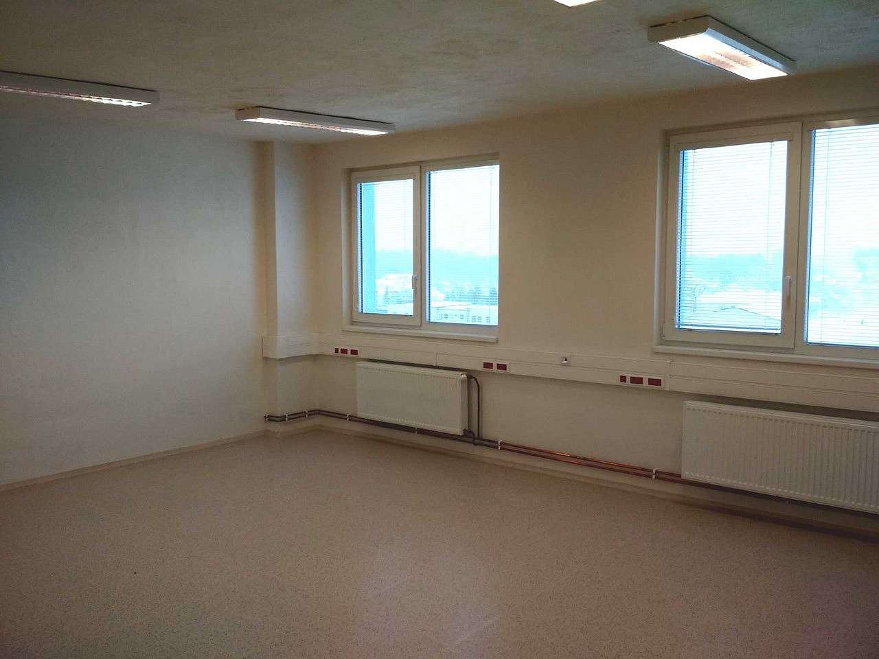 Pronájem kanceláře 900 m² – fotografie 2