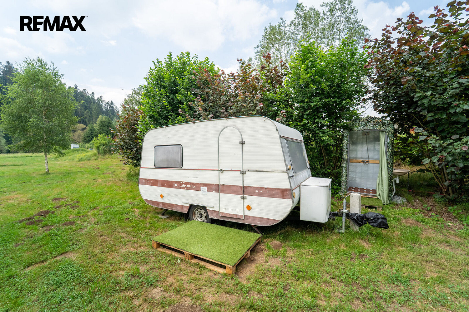 Prodej pozemku 2 100 m² – fotografie 3