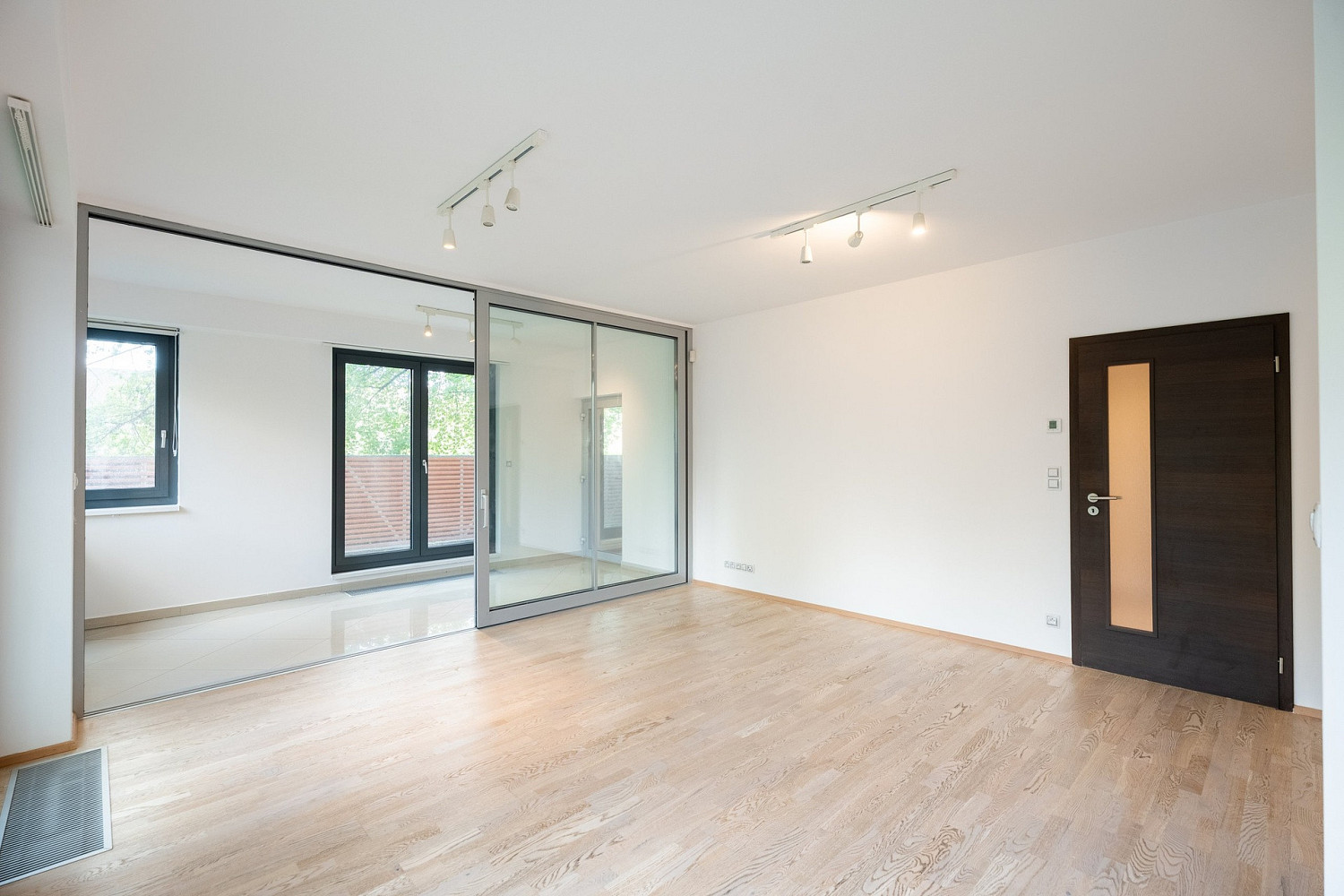 Pronájem bytu 2+kk 66 m² – fotografie 2