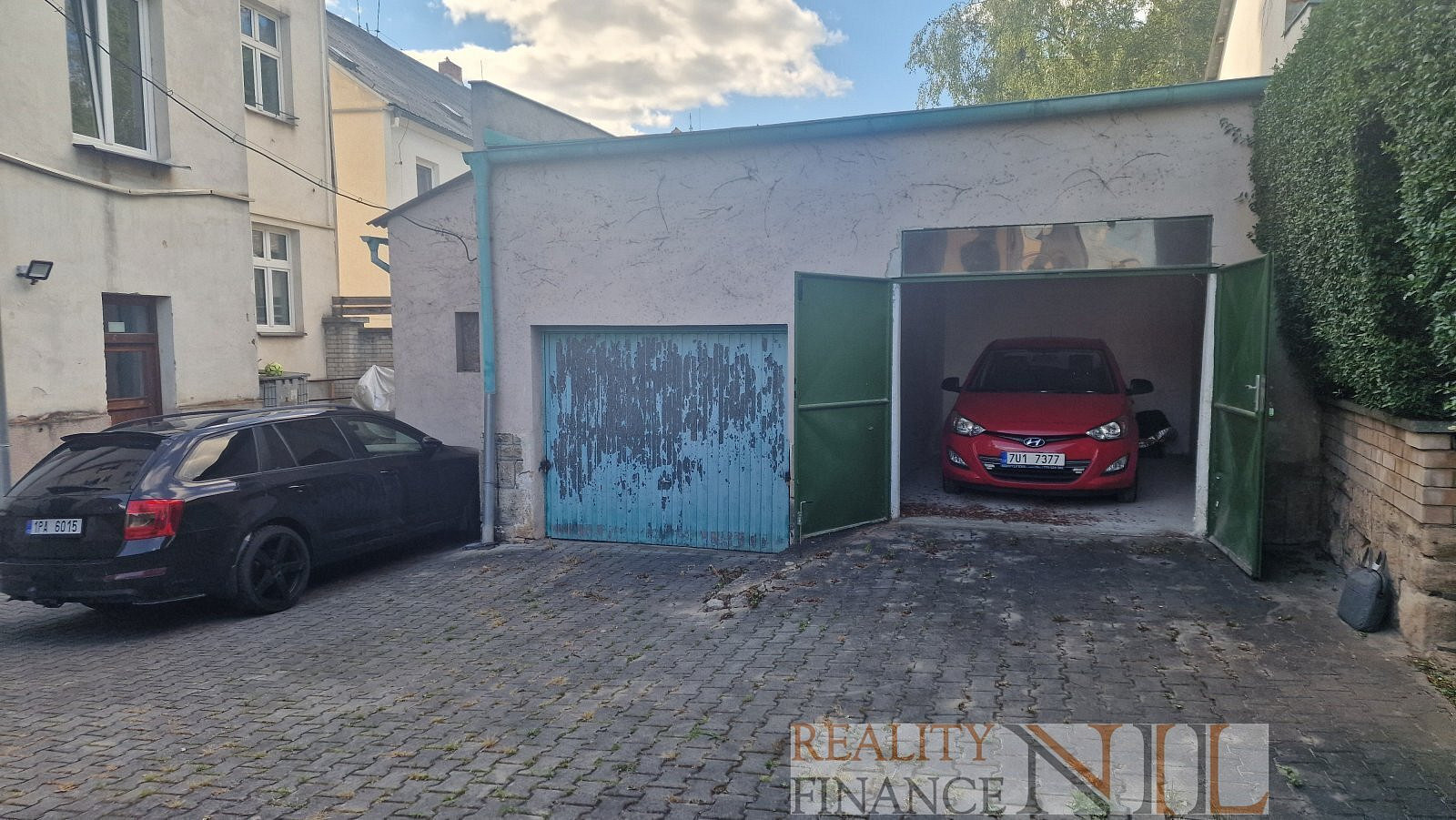 Nabízíme k prodeji pěknou prostornou garáž — photo 2