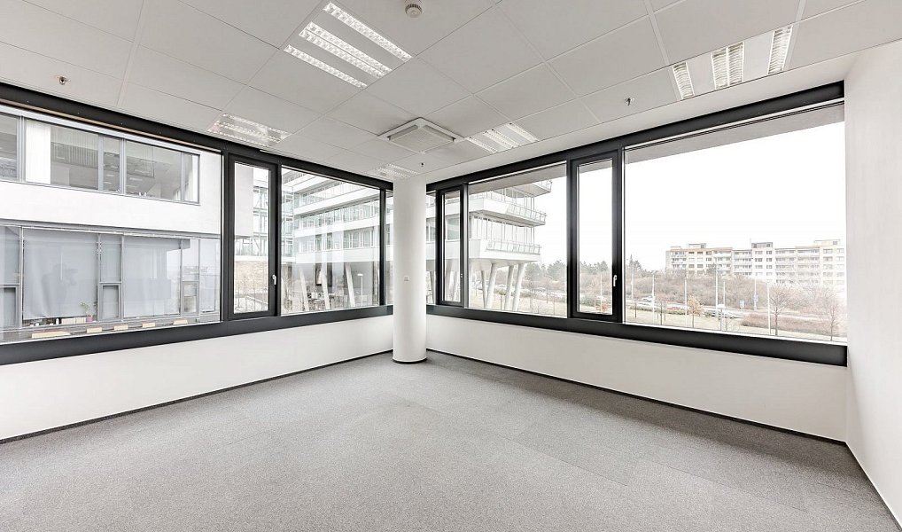 Pronájem kanceláře 734 m², Ořech – náhled fotky 3