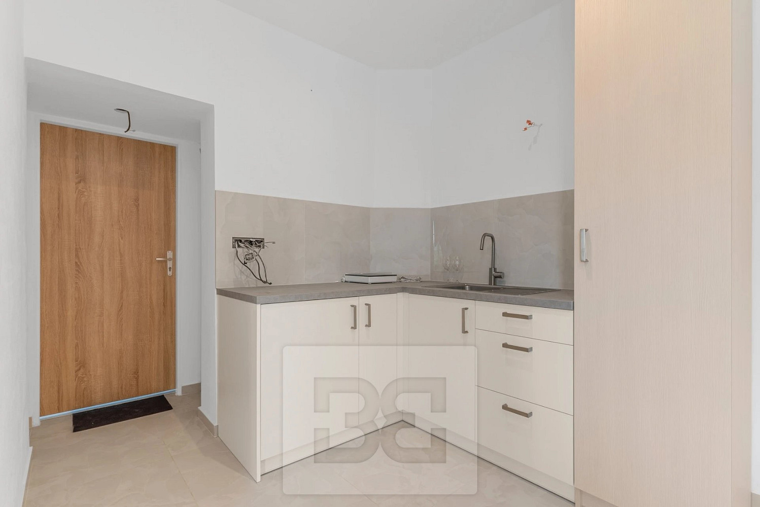 Pronájem bytu 1+kk 23 m² – fotografie 2