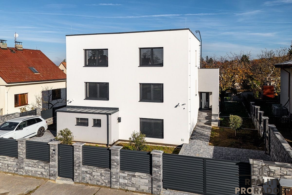 Prodej domu 229 m² s pozemkem 766 m²