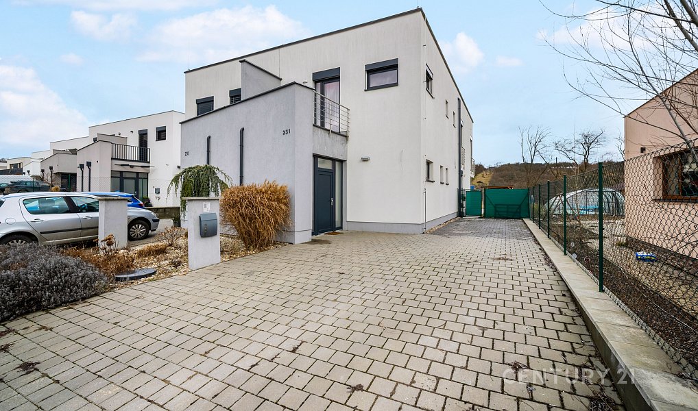 Prodej domu 172 m² s pozemkem 612 m², Hajany – fotka 1 z 30